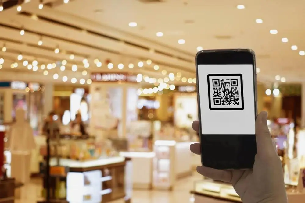 62b42cb889f36d677af135bd_qr code in retail - Edited
